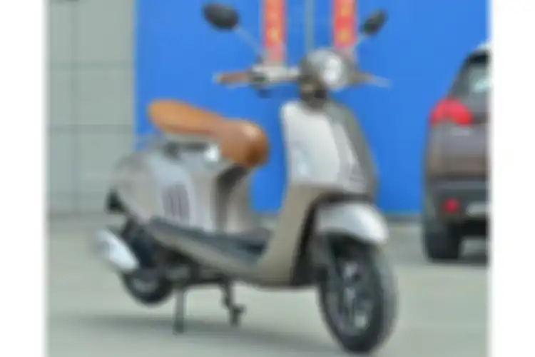 Tiruan Vespa 946 asal China.