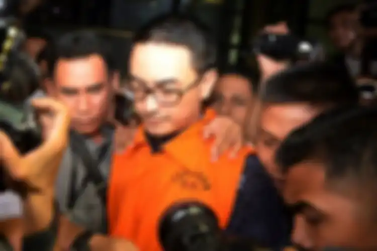 Tersangka kasus dugaan suap pengesahan Rancangan Anggaran Pendapatan Belanja Daerah (RAPBD) Provinsi Jambi tahun 2018 Zumi Zola mengenakan rompi tahanan usai menjalani pemeriksaan di gedung KPK, Jakarta, Senin (9/4/2018).