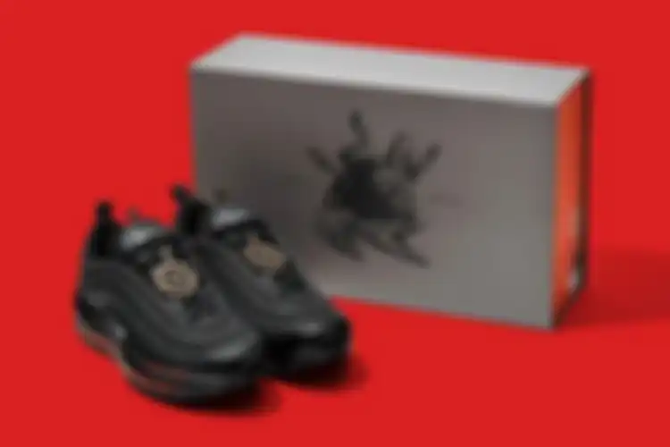 Nike tuntut sepatu "Sepatu Setan" yang kontroversial.