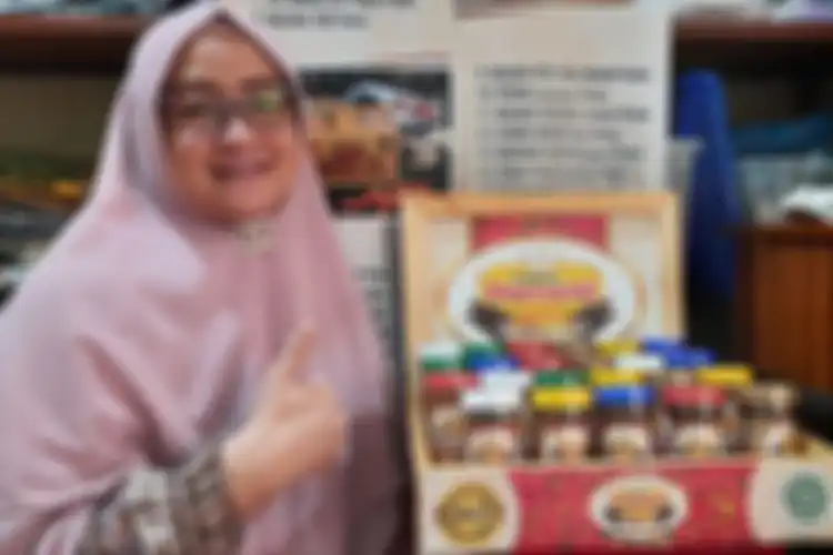 Dari hobi jadi rezeki, sambal kemasan Heni sampai ke ritel modern.