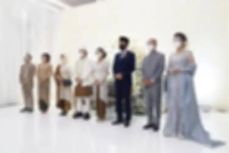 Pasangan pengantin Atta Halilintar dan Aurel Hermansyah berfoto bersama Presiden Jokowi dan Ibu Iriana Joko Widodo, Sabtu (3/4/2021)
