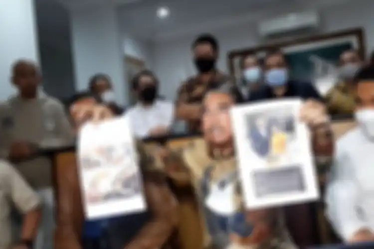 Hotma Sitompul saat menggelar konferensi pers di kantor LBH Mawar Saron, Sunter, Jakarta Utara, Selasa (6/4/2021)