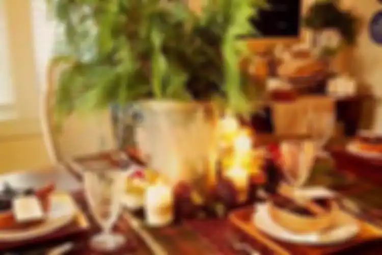 Ilustrasi table setting semi kasual yang bisa diterapkan di rumah.