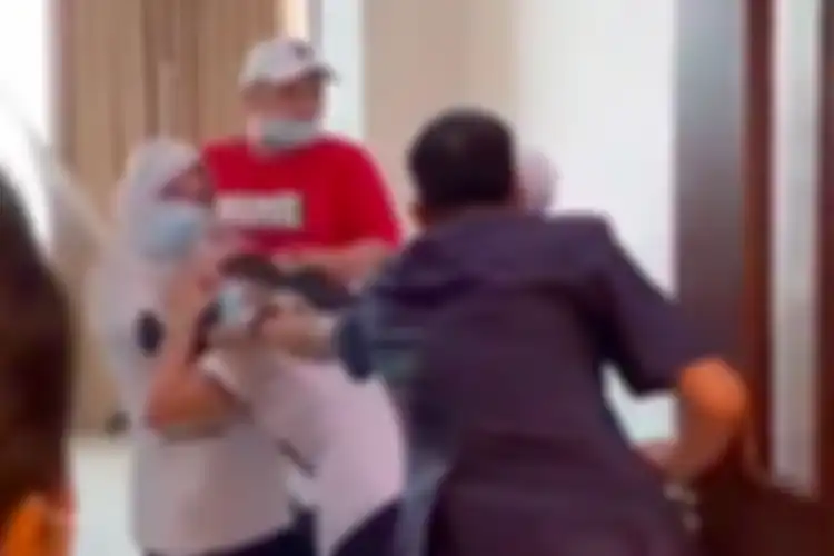 Aksi penganiayaan yang menimpa seorang perawat bernama Christina Ramauli S di Rumah Sakit Siloam Sriwijaya, Palembang, Sumatera Selatan.