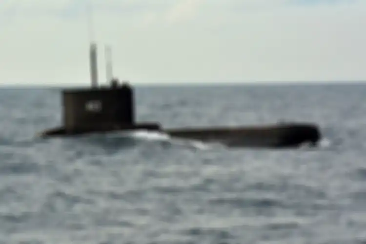 Kapal selam KRI Nanggala-402 buatan tahun 1977 saat latihan Pratugas Satgas Operasi Pengamanan Perbatasan (Pamtas) Maphilindo 2017 di Laut Jawa, Jumat (20/1/2017). 