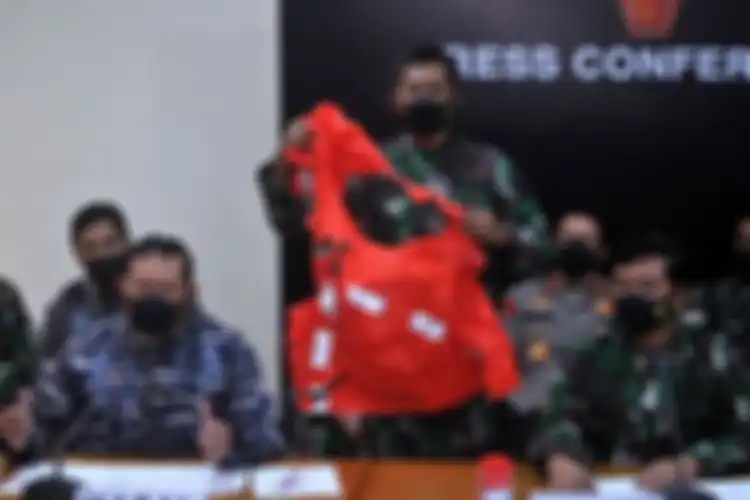 Panglima TNI Marsekal TNI Hadi Tjahjanto (kanan) dan Kepala Staf Angkatan Laut Laksamana TNI Yudo Margono (kiri) menunjukkan baju keselamatan awak kapal KRI Nanggala 402 yang ditemukan saat konferensi pers di Lanud I Gusti Ngurah Rai, Badung, Bali, Minggu (25/4/2021). KRI Nanggala 402 dipastikan ten