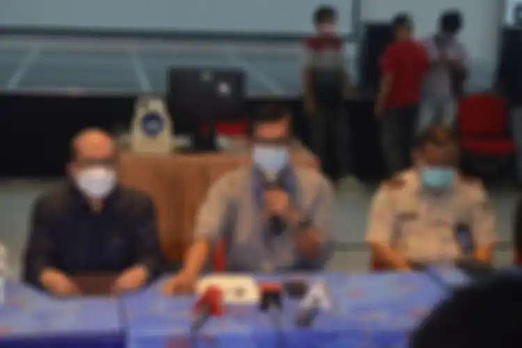 Plt. Executive General Manager PT Angkasa Pura II Kualanamu, Agoes Soepriyanto duduk berdampingan dengan Direktur Utama PT Kimia Farma Diagnostik, Adil Fadillah Bulqini (kiri) dan Kepala Kantor Kesehatan Pelabuhan (KKP) Klas I Medan, Priagung AB saat konferensi pers pada Rabu sore.