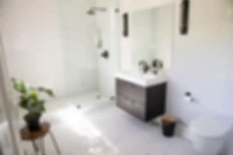 Kamar mandi yang memisahkan area basah dan area kering. 
