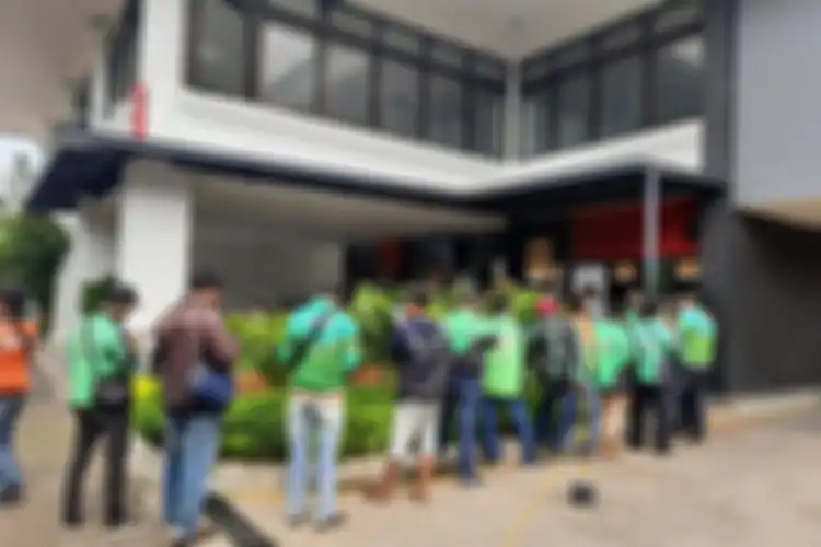 Antrean panjang ojol yang memesan BTS Meal di McD Mampang Prapatan.