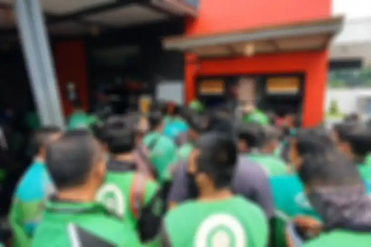 Ratusan driver ojek online berkerumun di gerai McDonalds di Jalan Sisingamangaraja, Medan, Sumatera Utara untuk membeli menu BTS Meal, Rabu (9/6/2021)  