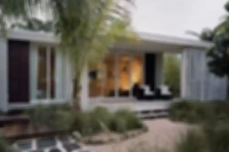 Rumah prefabrikasi di Miami tahan badai, panas dan dingin yang ekstrim, beban salju sepuluh kaki, dan gempa bumi.