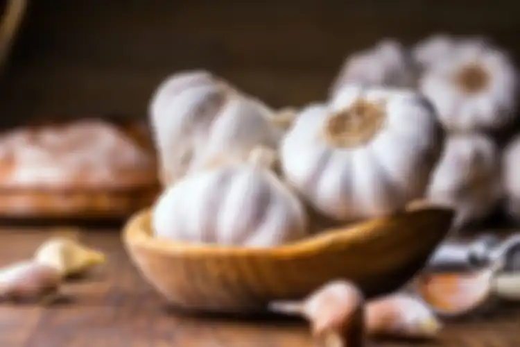 Ilustrasi bawang putih. Jarang ada yang tahu, 5 bumbu dapur ini ternyata bisa menjadi bahan ampuh untuk mengusir ular keluar dari rumah kita. 