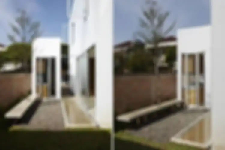 Dapur terpisah dari rumah urtama di R House at Taman Laguna karya arsitek Sontang M. Siregar 