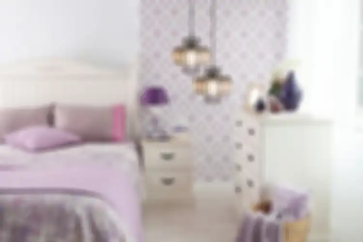 lustrasi wallpaper dengan motif grafis di kamar tidur. 