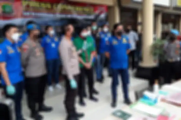 Di depan kamera wartawan, Anji telah ditetapkan sebagai tersangka kasus narkoba, Wina Natalia bilang begini kepada anak-anaknya. 