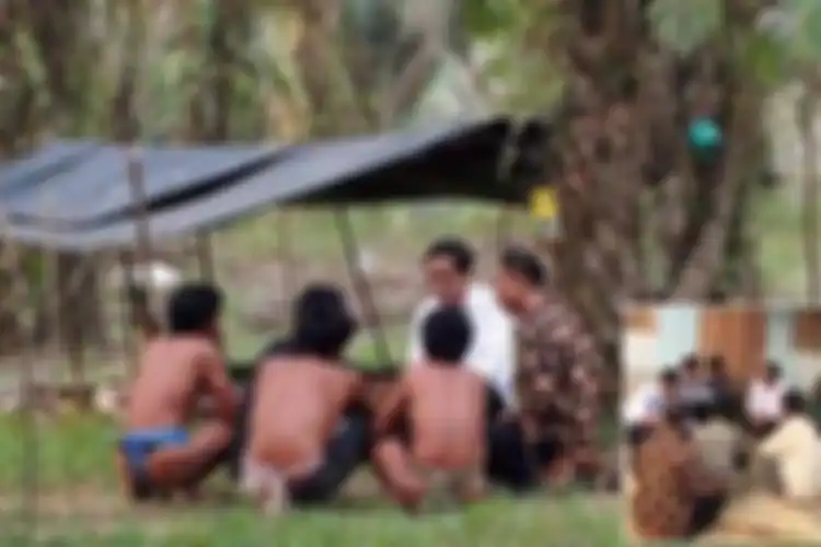 Suku Anak Dalam atau Orang Rimba saat bertemu Presiden Jokowi. Orang Rimba menguburkan uang Rp 1,5 miliar di dalam tanah hutan gegara alasan ini. 
