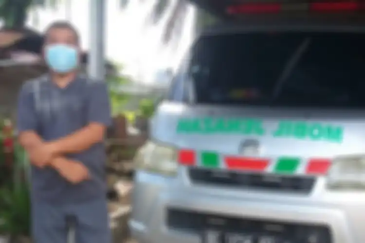 Hendri Saputra (35) sopir ambulans pasien Covid-19 di Palembang, Sumatera Selatan.