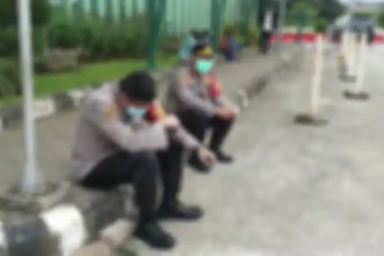Wakapolres Jakarta Selatan tak kuasa menahan tangis lantaran pasien covid yang ia evakuasi tak dapat tertolong