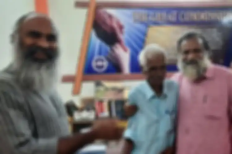 Sajid Thungal (tengah), pria India yang dikira sudah mati oleh keluarganya dalam kecelakaan pesawat.