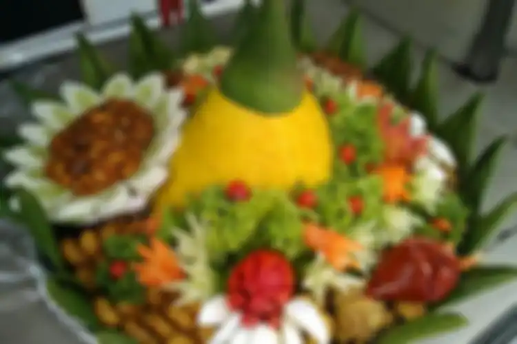 Nasi tumpeng kuning yang disajikan dengan berbagai macam lauk