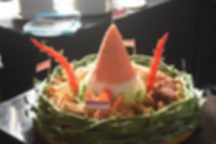 Nasi tumpeng merah putih yang disajikan dengan berbagai macam lauk pauk