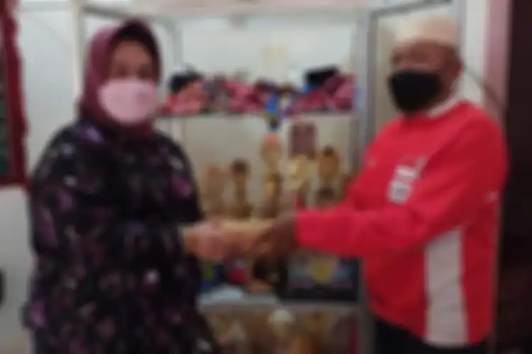 Anggota DPR RI menyerahkan uang tunai sebesar Rp 100 juta kepada ayah Apriyani Rahayu, peraih emas di Olimpiade Tokyo 2020 ( Foto Istimewa)