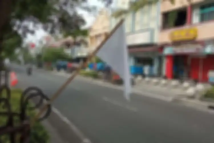 Bendera putih dipasang di sepanjang Jalan Malioboro, DI Yogyakarta, sebagai tanda pedagang kaki lima (PKL) menyerah hadapi pandemi, Jumat (30/7/2021). 