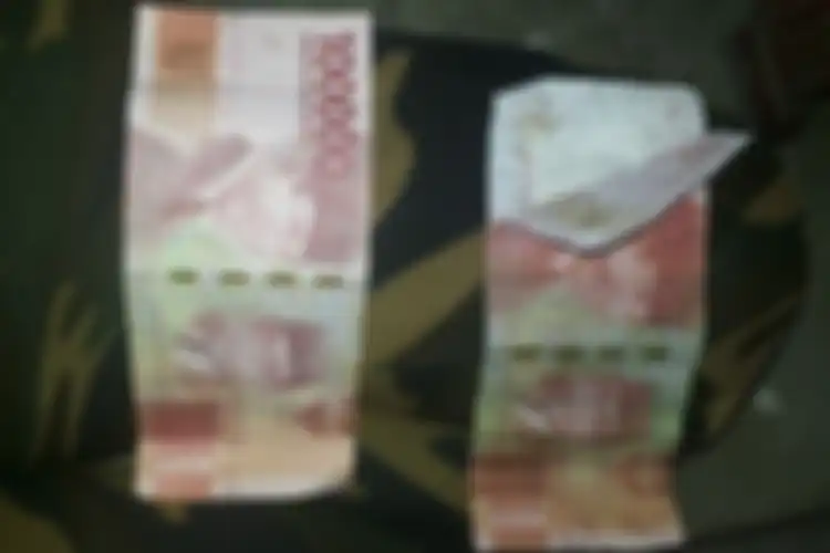 Sumarmi, nenek penjual ubi langsung lemas saat tahu uang Rp 100 ribu yang didapatnya palsu. 