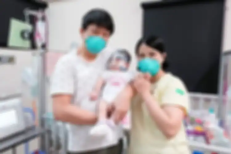 Kwek Yu Xuan (tengah), akhirnya dipulangkan setelah menjalani perawatan intensif selama 13 bulan di National University Hospital (NUH) Singapura
