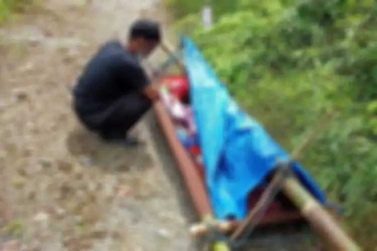 Tim medis dari Puskesmas Elpaputih memberikan pertolongan pertama bagi Yuliana Lasattira (40) di tengah hutan. Yuiliana ditanduk keluarganya dari desa Huku Kecil menuju Puskesmas Elpaputih yang jaraknya 37 km pada Jumat (20/8/2021) kamrin