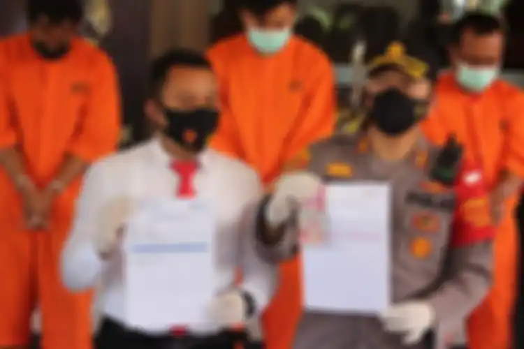Kapolres Karangasem AKBP Ricko A.A. Taruna saat menunjukkan barang bukti terkait kasus pemalsuan sertifikat vaksin Covid-19