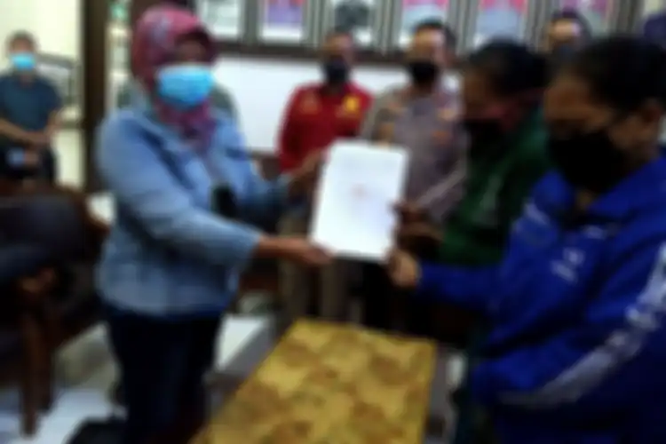 Mediasi kasus pencurian barang dagangan toko kelontong oleh dua perempuan, MRS dan YLT, di lantai dua Kantor Polres Blitar, Rabu (8/9/2021)