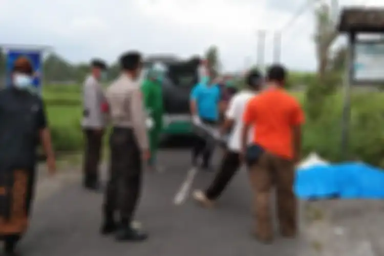 Petugas evakuasi korban lakalantas di di depan Warung Buk Sri, Jalan Umum Banjar/Desa Cau Belayu, Kecamatan Marga, Kabupaten Tabanan, Jumat (25/12/2020) siang. 
