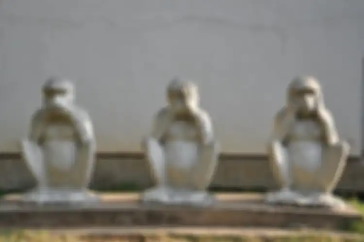 patung tiga monyet bijaksana (Three wise monkeys).