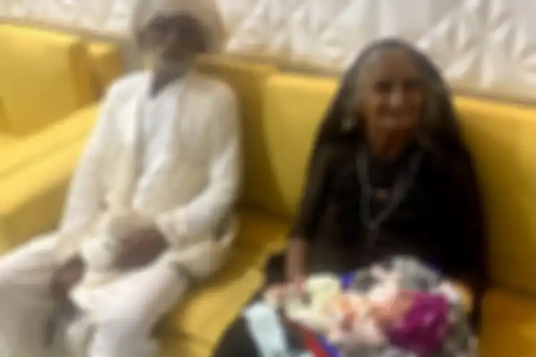 ivunben Rabari (70 tahun), dan suaminya Maldhari (75 tahun), telah berusaha memiliki bayi selama beberapa dekade dan akhirnya menyambut putra mereka melalui IVF bulan ini.