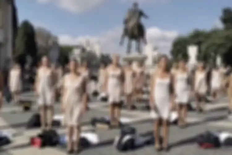 Tangkapan layar dari video demo pramugari Alitalia yang melepas baju dan hanya mengenakan pakaian dalam, sebagai bentuk unjuk rasa terhadap kebangkrutan maskapai itu, di Capitoline Hill, Roma, Italia, Rabu (20/10/2021)