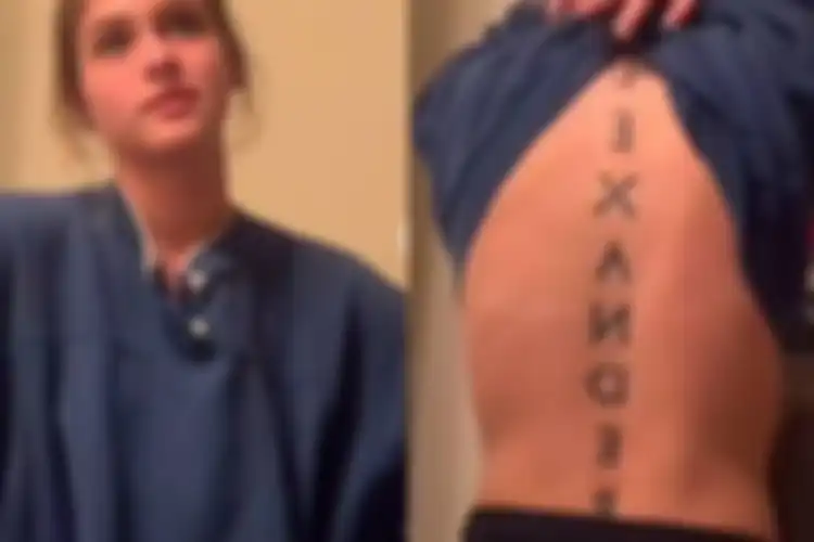 Tato di punggung Ashlyn bertuliskan nama Alexander