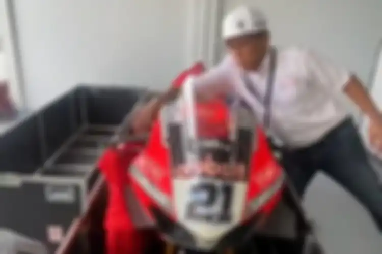 Cuplikan video unboxing motor balap WSBK milik Ducati.