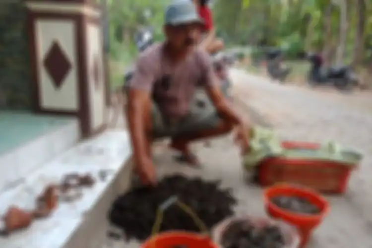 Uang kepeng dari China ditemukan di Desa Betek Kecamatan Mojoagung, Kabupaten Jombang, Jawa Timur.