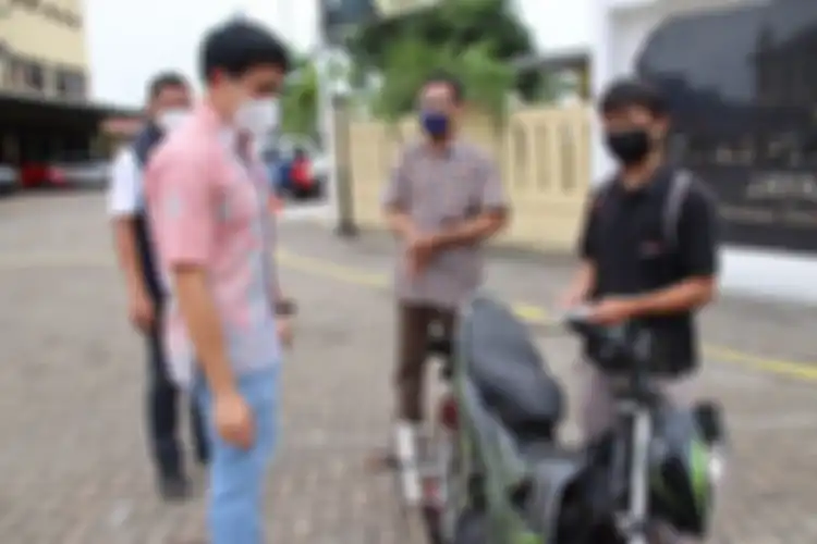 Driver ojek online (Ojol) Tuyahman (40) mengambil sepeda motornya yang hilang setelah 12 tahun. 