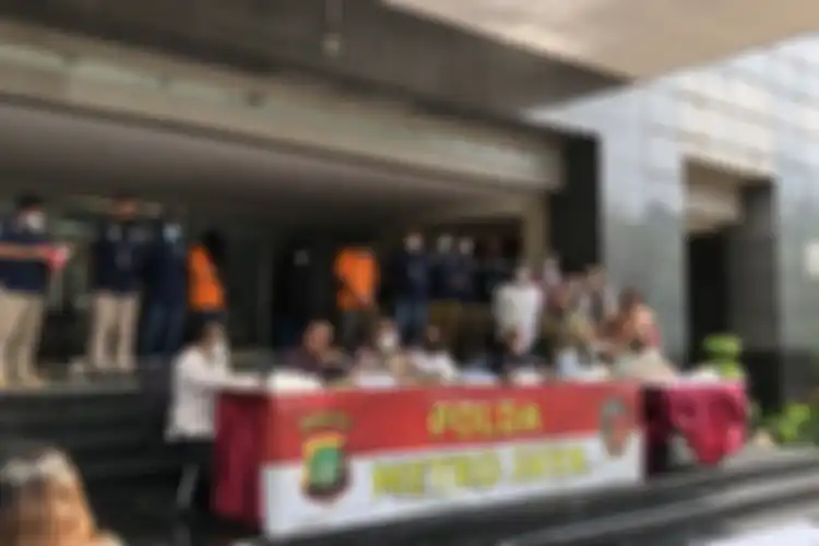 Nirina Zubir bertemu dengan mafia tanah yakni Riri Khasmita di Polda Metro Jaya, JakSel (18/11/2021).  