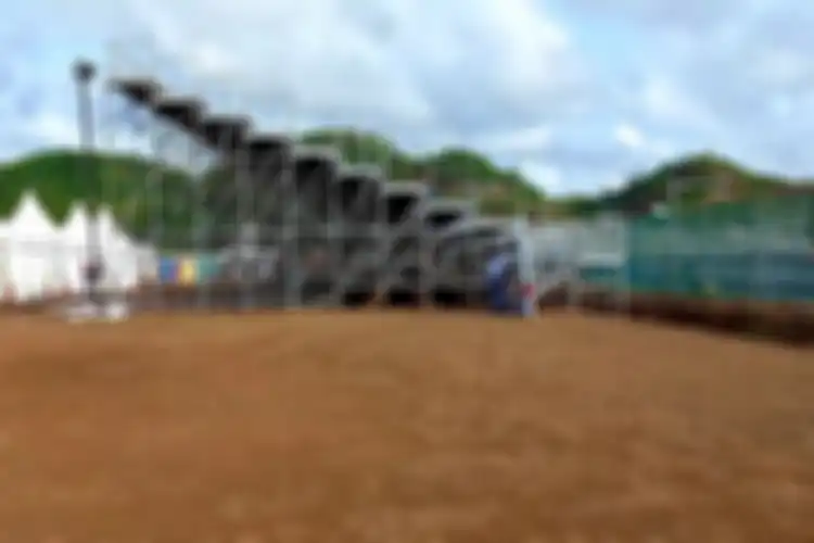 Tribun sirkuit Mandalika kategori standard grandstand tidak pakai atap.