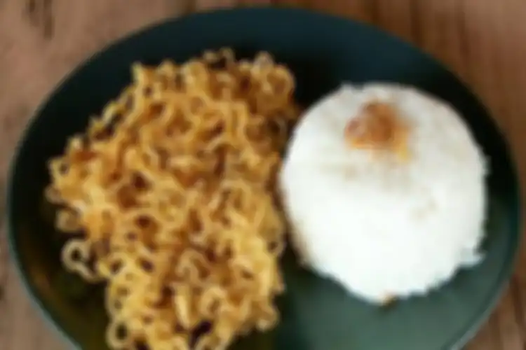 Meskipun sangat nikmat, namun makan mi instan campur nasi putih sangat berbahaya bagi tubuh