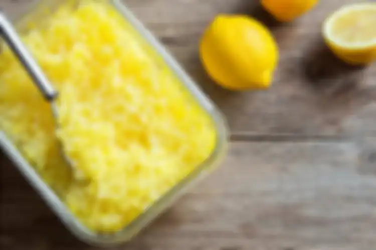 Ilustrasi lemon beku yang ternyata manfaatnya lebih banyak daripada lemon biasa