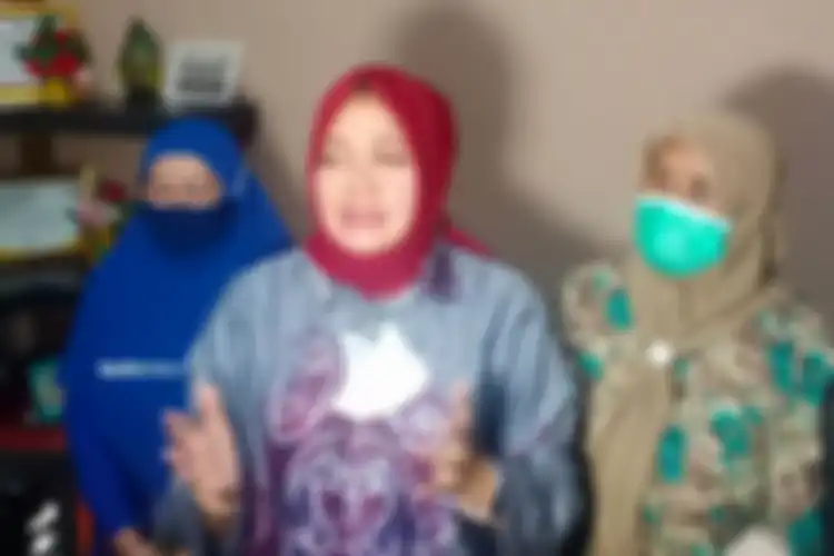 Ketua P2TP2A Garut Diah Kurniasari Gunawan didampingi tim psikolog saat memberikan keterangan pers kepada wartawan soal guru pesantren di Bandung perkosa 12 santriwatinya, Kamis (9/12/2021) malam. Kebanyakan korban berasal dari Garut, Jawa Barat. 