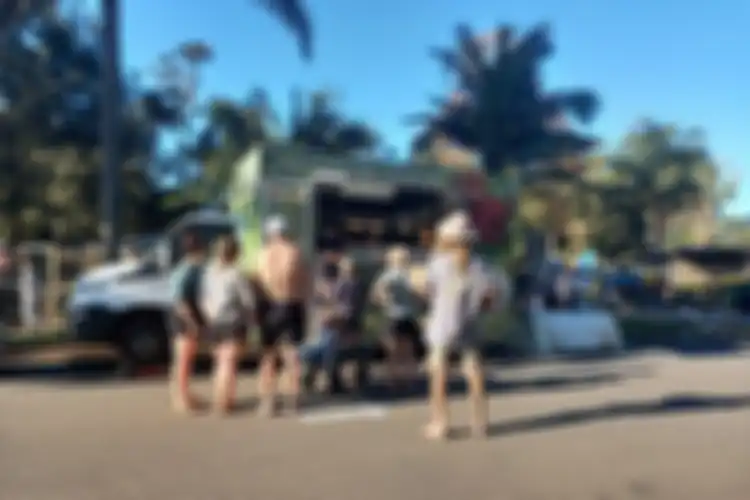 Antrean di Nanis Food Truck yang terparkir di Sevenmile Beach, Gerroa, Australia. Food truck tersebut dimiliki seorang diaspora Indonesia, Nani.