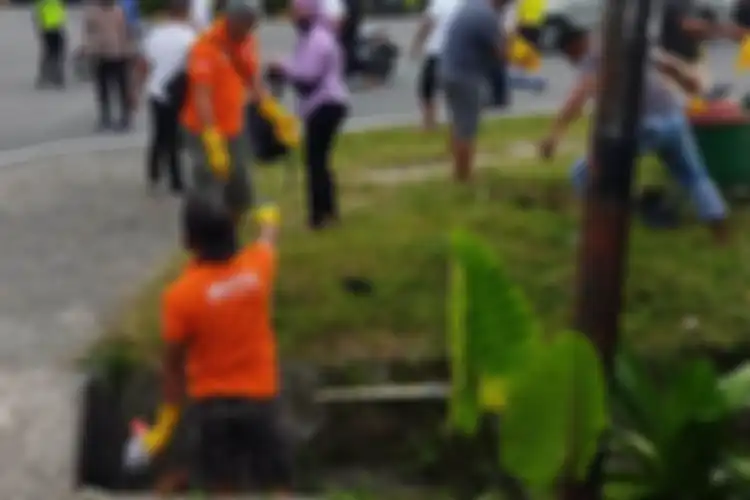 Tim Imafis Polres Maluku Tengah mengevakuasi sesosok mayat perempuan tanpa identitas dari dalam sebua gorong-gorong di Kota Masohi, Kabupaten Maluku Tengah, Rabu sore (9/3/2022).