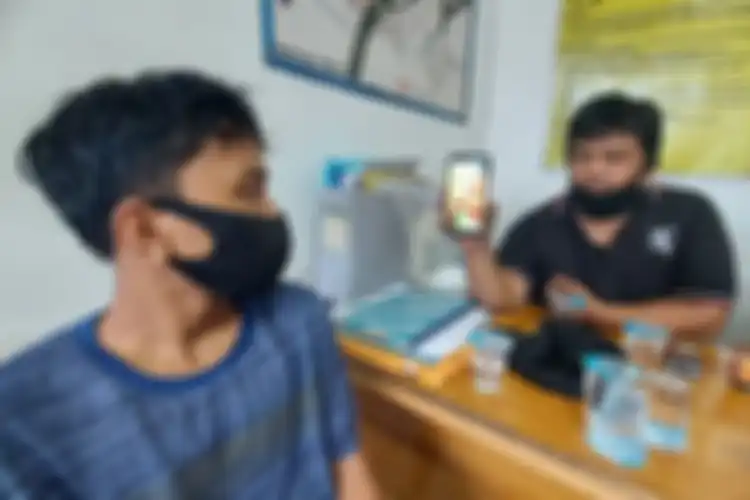  AM (baju biru) saat diamankan dan diinterogasi di Pos FKPM Pelita Jalan Lambung Mangkurat, Samarinda, Kaltim, Rabu (10/2/2021).