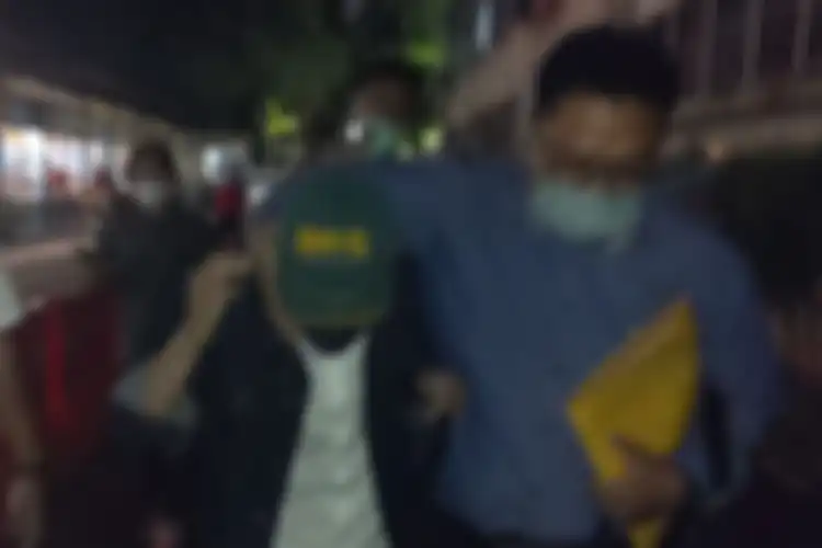 DRZ, Pemeran Pria dalam video syur Dea OnlyFans bersama Kuasa Hukumnya Abdillah usai menjalani pemeriksaan oleh Subdit Siber Ditreskrimsus Polda Metro Jaya, Jumat (1/4/2022)