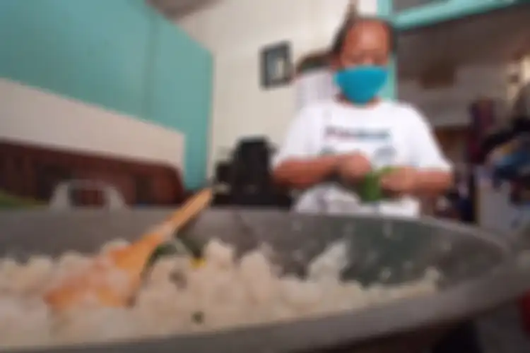 Titik Heriyanti saat membungkus Kicak di Rumahnya, Sabtu (17/4/2021)